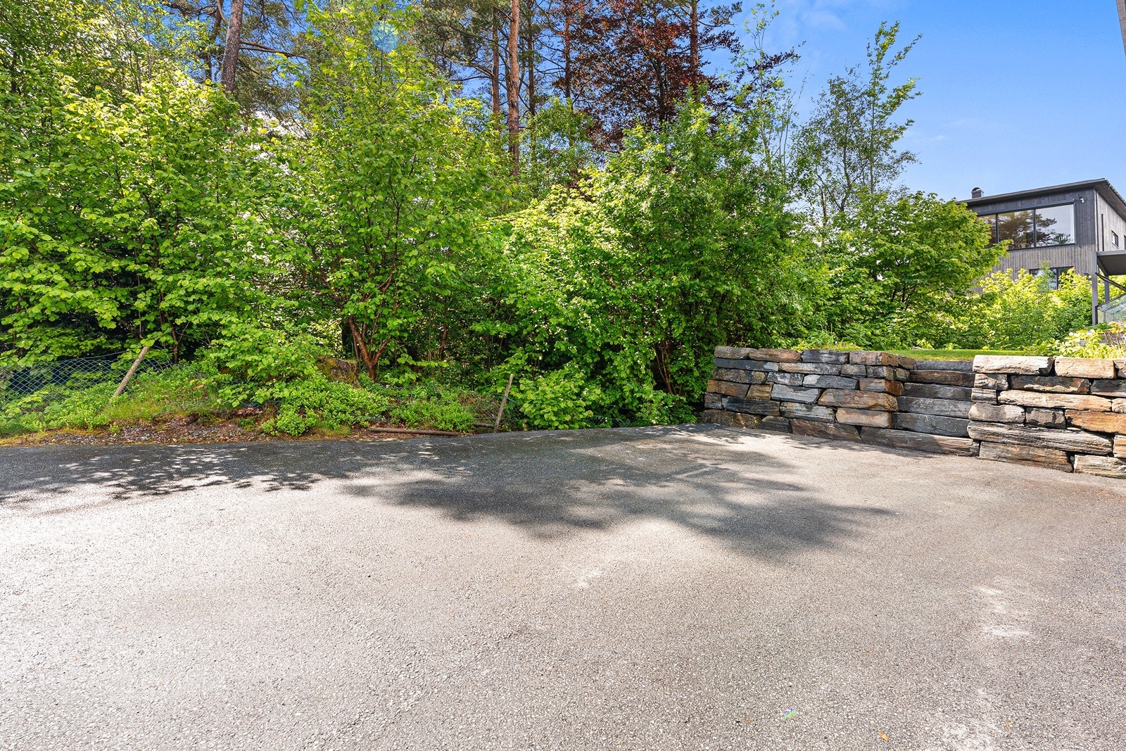 Her er det flere parkeringsmuligheter på asfaltert grunn på egen tomt. Galleribilde