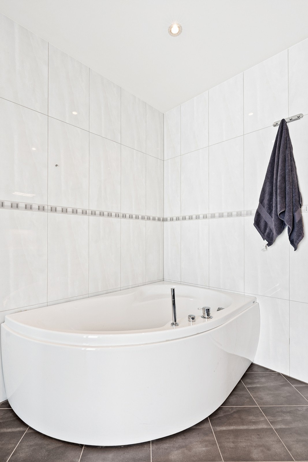 Rommet er også utstyrt med badekar for en avslappende stund. Galleribilde