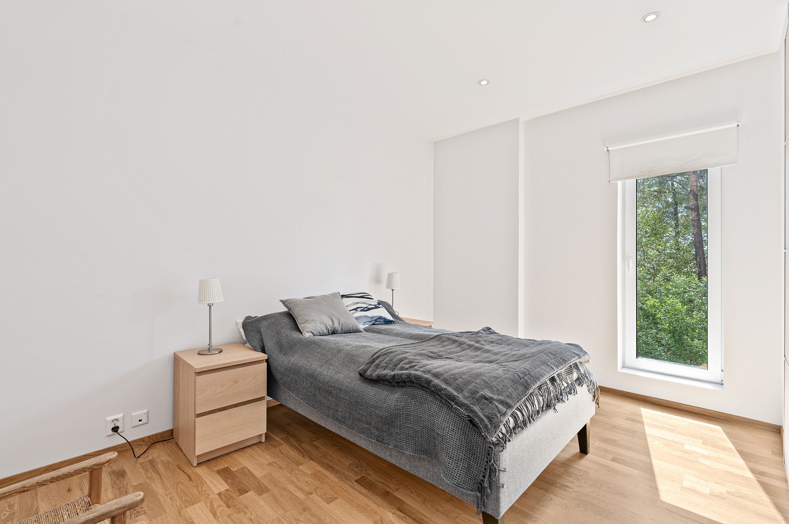 Soverommene er fint innredet, har plass til seng, garderobe og annen ønsket innredning. Galleribilde