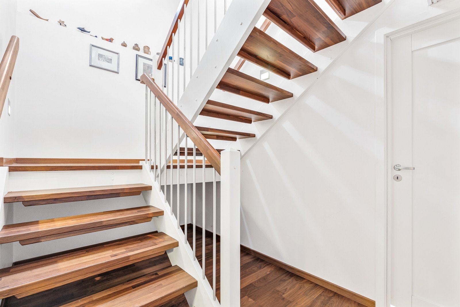 Trapperommet tar deg videre ned til boligens kjelleretasje. Galleribilde