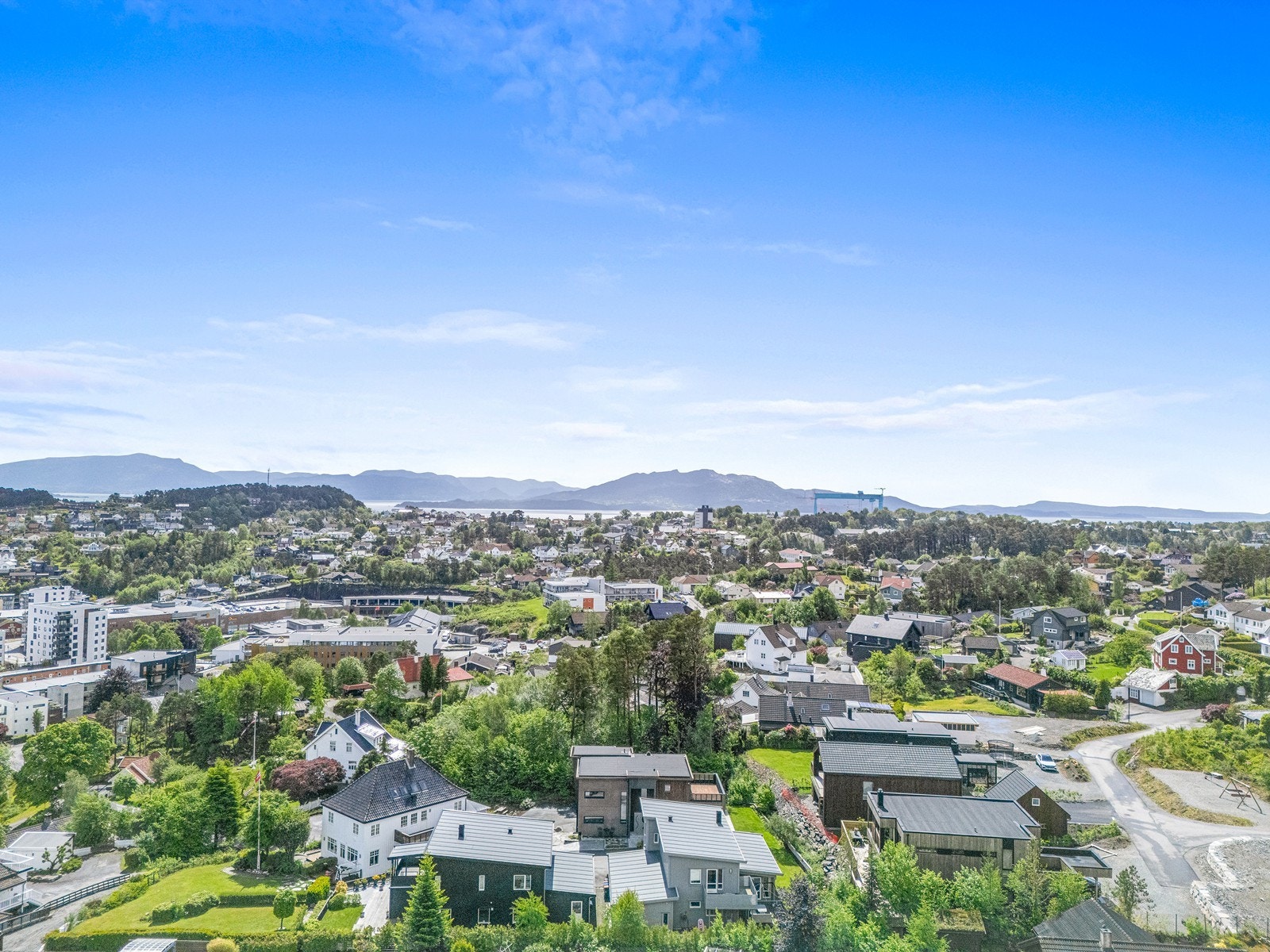 Dagligvarebutikker som Coop Extra og Kiwi ligger i kort avstand fra boligen, og Bytunet tilbyr et bredt utvalg av butikker og tjenester. Galleribilde