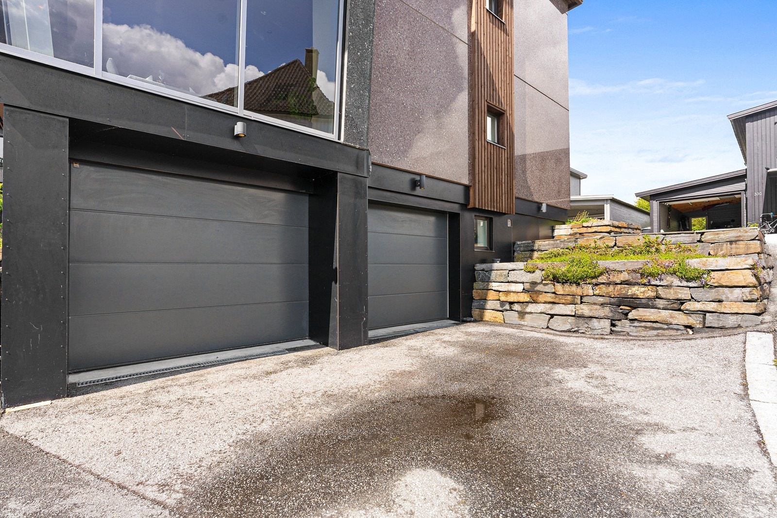 Videre disponerer man 1 stk. parkeringsplass på gjesteparkeringsplass/fellesareal (jfr. tinglyst avtale). Galleribilde