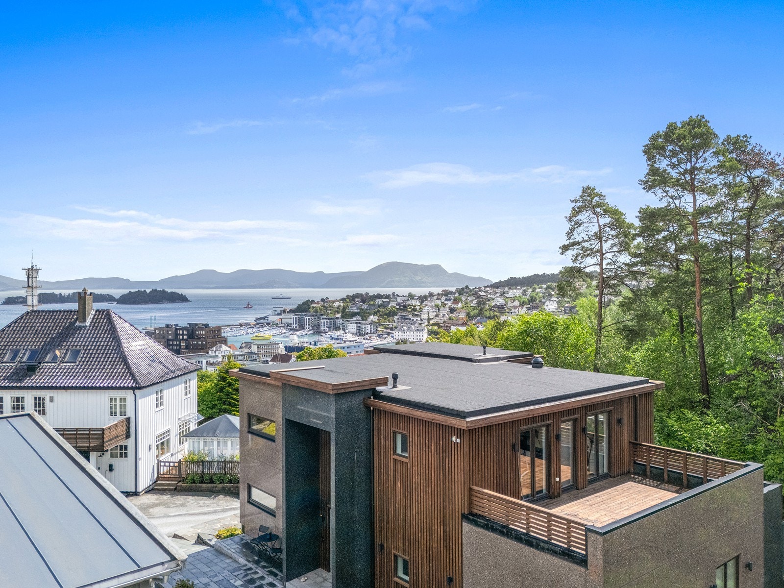 Boligen har en stor og solrik takterrasse på ca. 27 m². Galleribilde