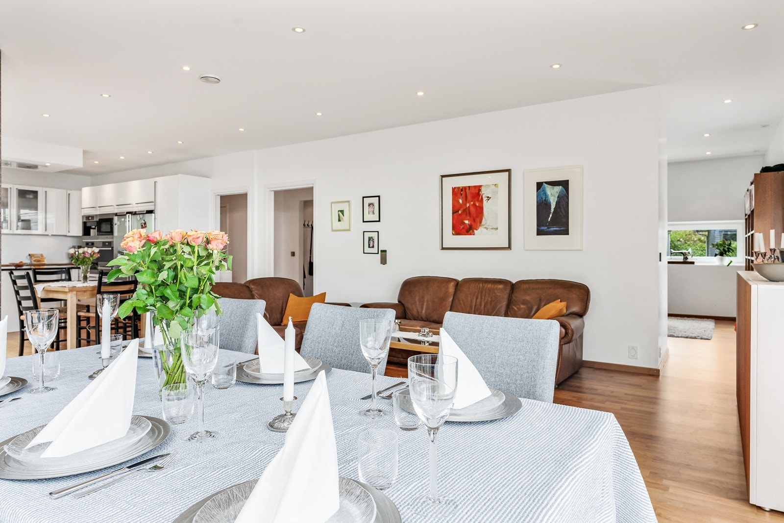 Oppvarming skjer via varmepumpe og det er også fint å vite at det er gulvvarme i hele denne etasjen. Galleribilde