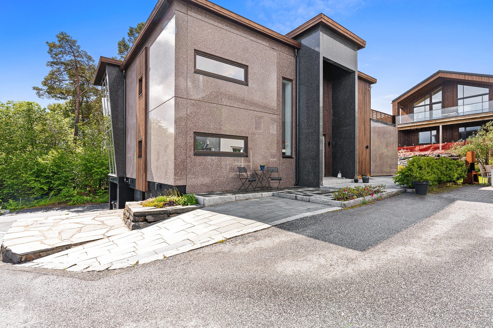 En arkitekttegnet perle, stilfull og innholdsrik bolig som strekker seg over tre plan på Stord, der design og funksjon går hånd i hånd! Galleribilde