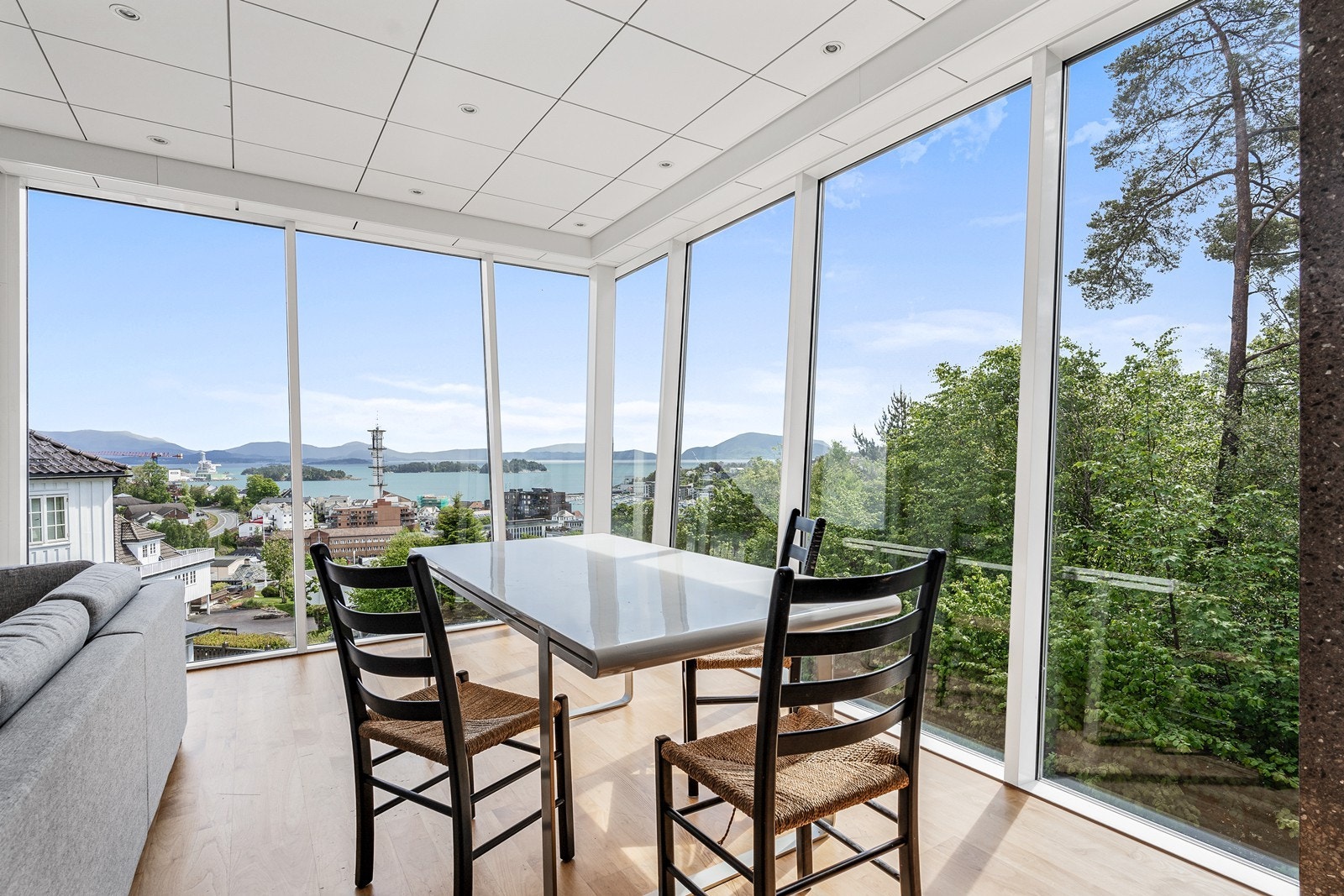 Denne er romslig og passert perfekt til tv-stue eller lignende. Galleribilde