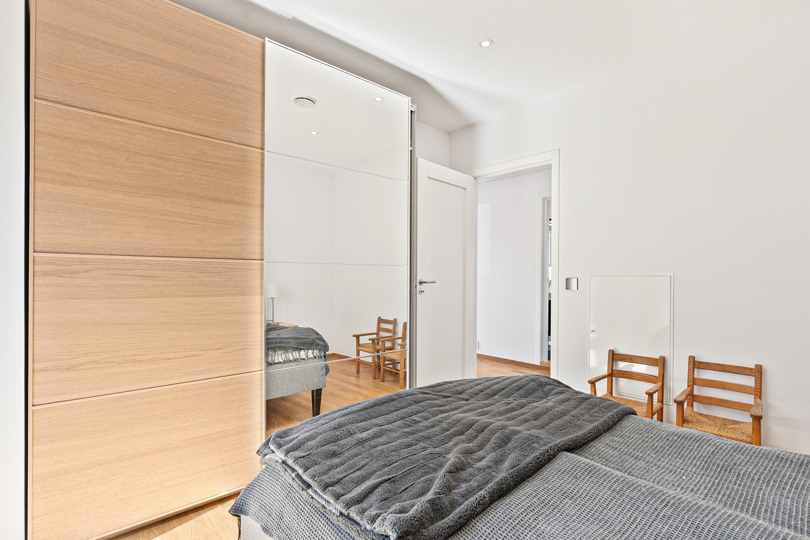 Her er det en romslig skyvedørsgarderobe med speilfront. Galleribilde