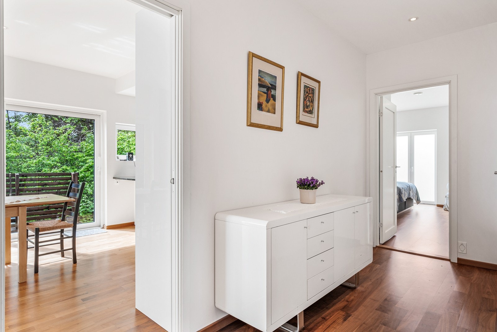 Gangen leder deg videre til boligens hovedsoverom. Galleribilde