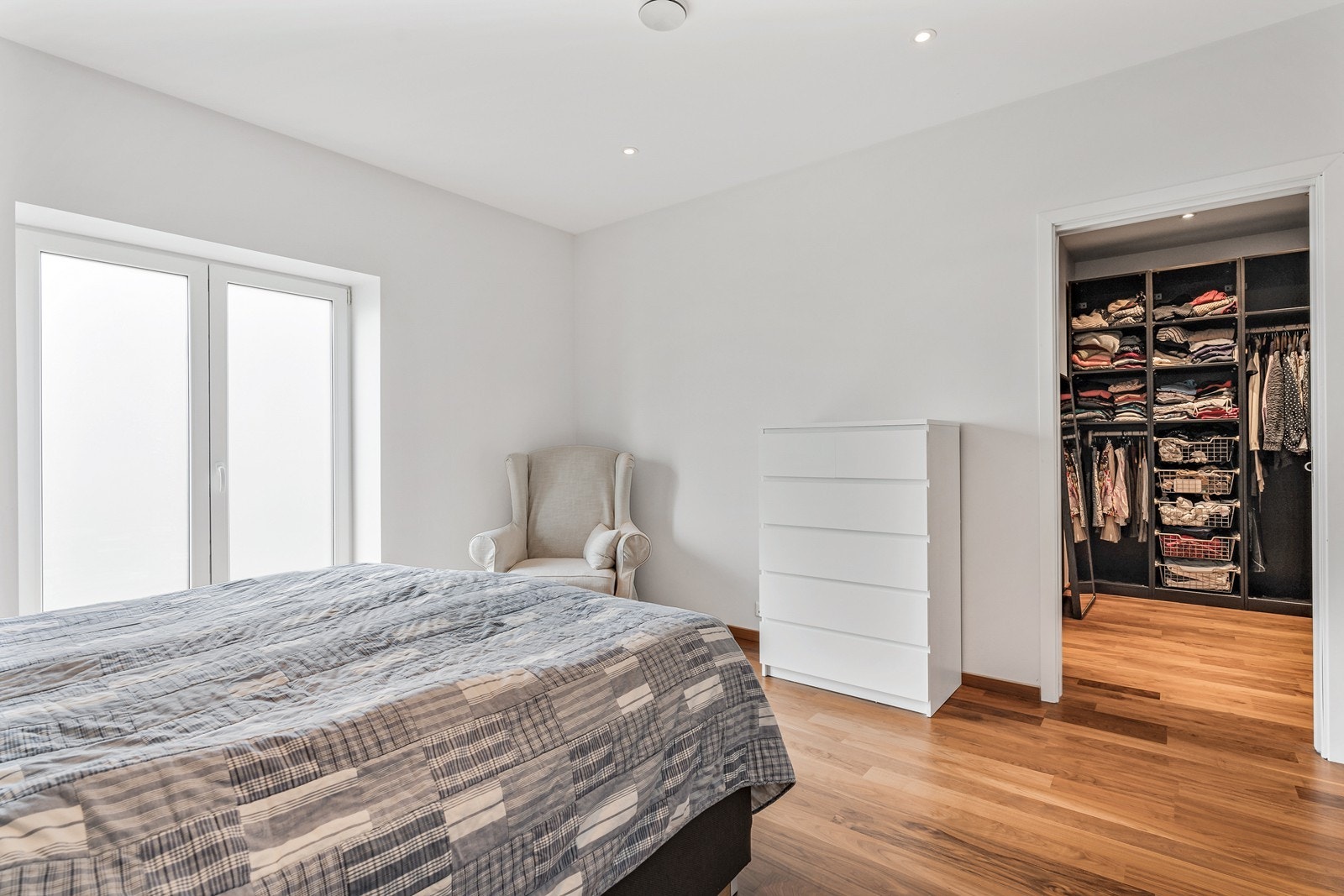 Soverommet har eget walk-in-closet og bad. Galleribilde