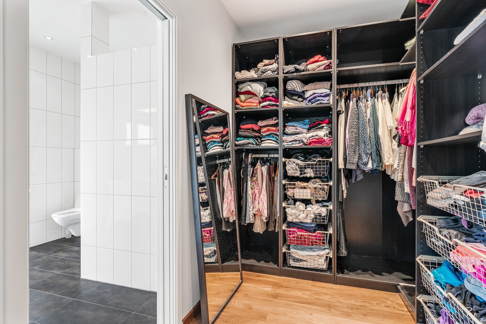 Walk-in-closet med god plass til garderobeskap. Galleribilde