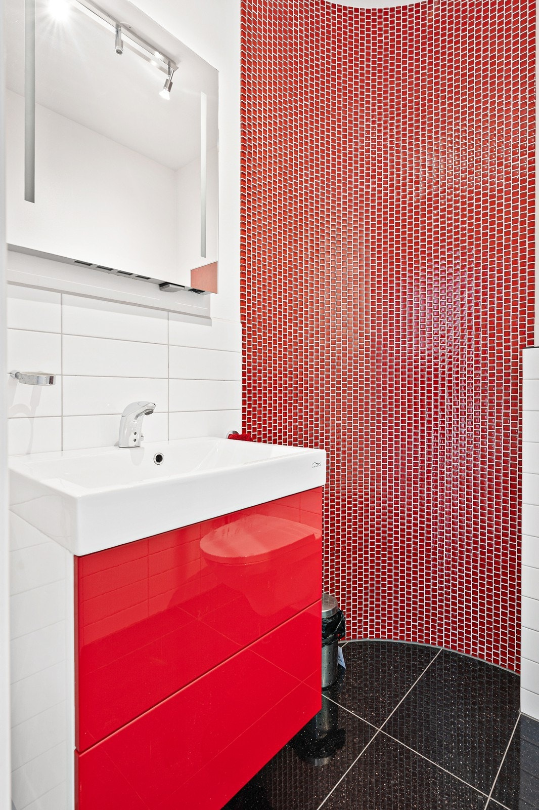 Ved entréen er det et helfliset toalettrom med vannbåren varme, toalett og baderomsinnredning med vask. Galleribilde