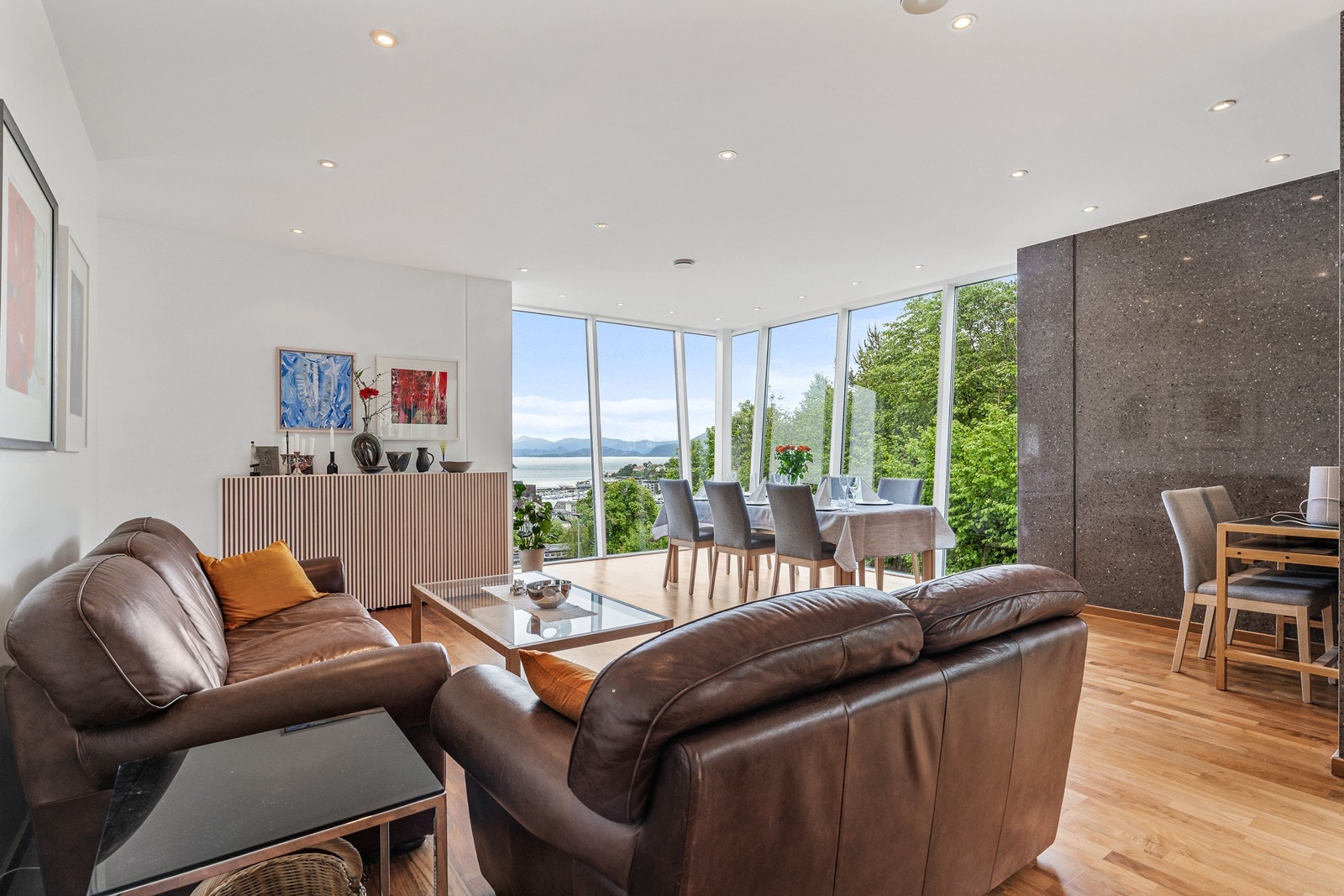 Den sosiale sonen er av det romslige slaget og kan naturlig deles inn i ulike soner med sofagrupper og spisebord. Galleribilde