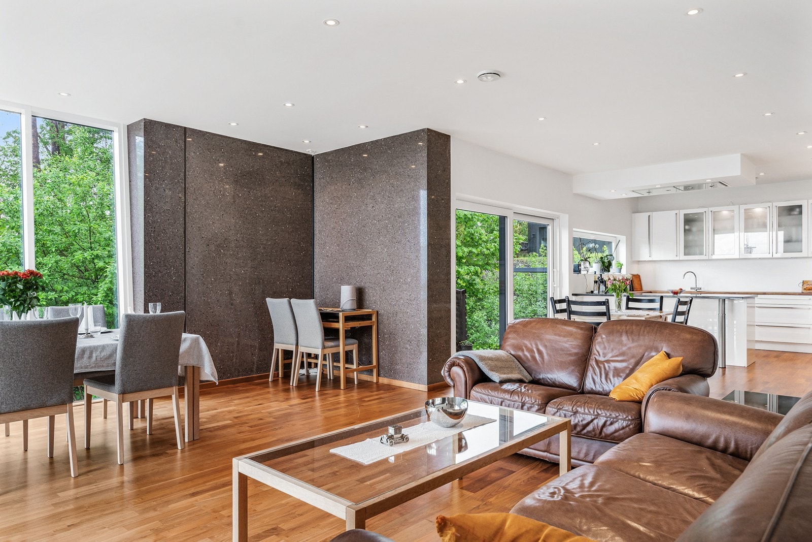 Åpen stue/kjøkken løsning gir en romslig og sosial atmosfære. Galleribilde