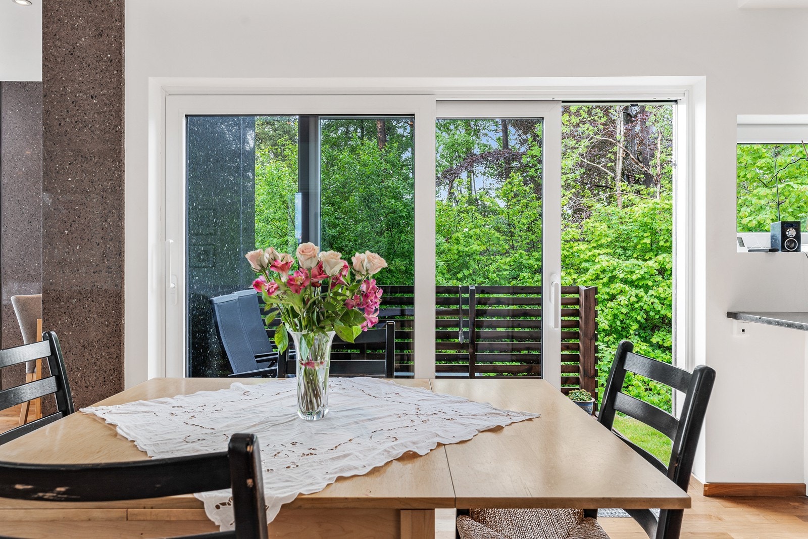 Fra stuen er det utgang til en balkong og uteplass med pergola. Galleribilde