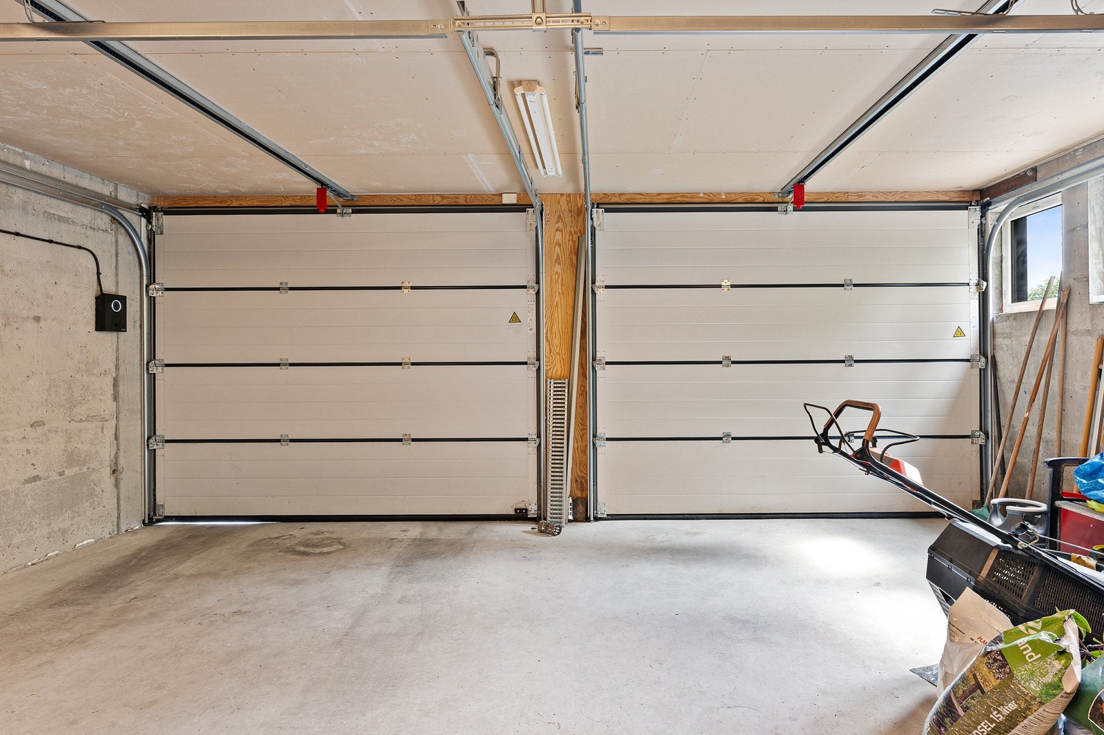 Garasje med lader og plass til to biler, her har du innvendig tilkomst. Galleribilde