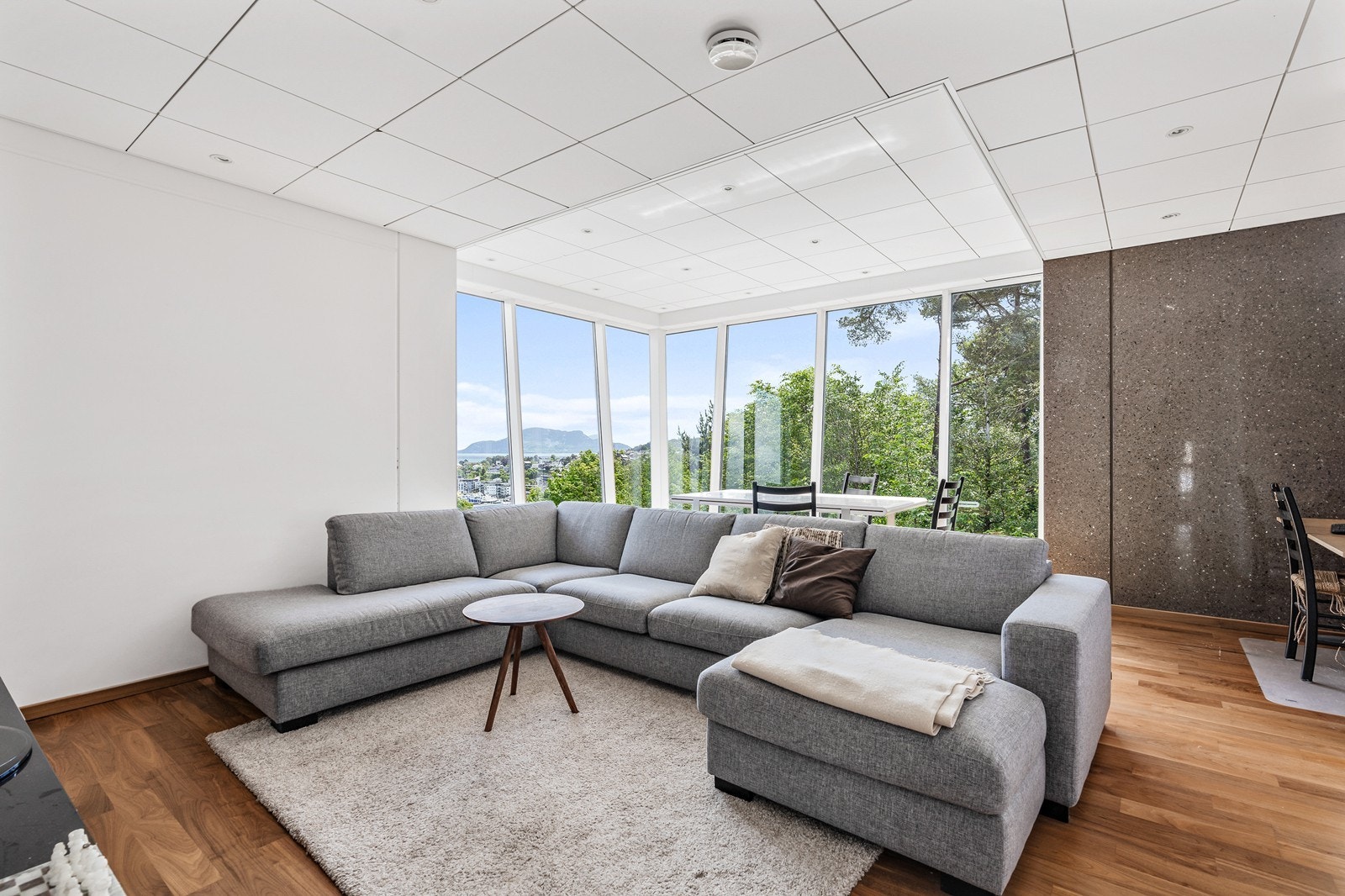 Her kommer man opp til en flott stue og boligens ytterligere fire soverom. Galleribilde