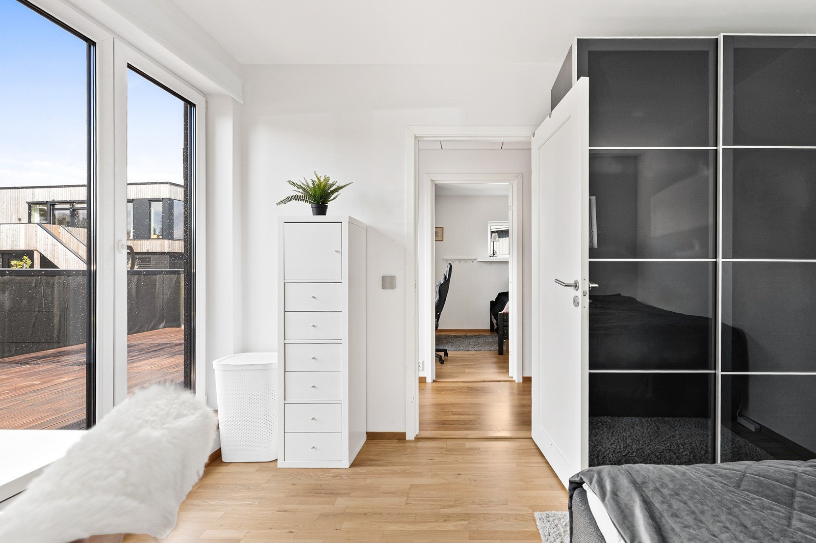 Et av soverommene i øverste etasje har også utgang til takterrassen. Galleribilde