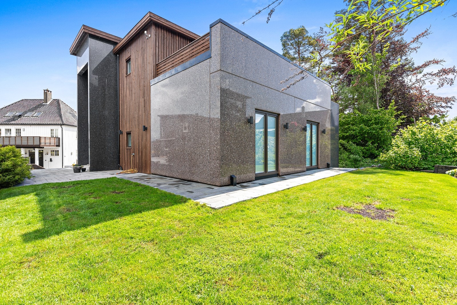 Flott opparbeidet gressplen på tomten, her kan man nyte varme sommerdager. Galleribilde