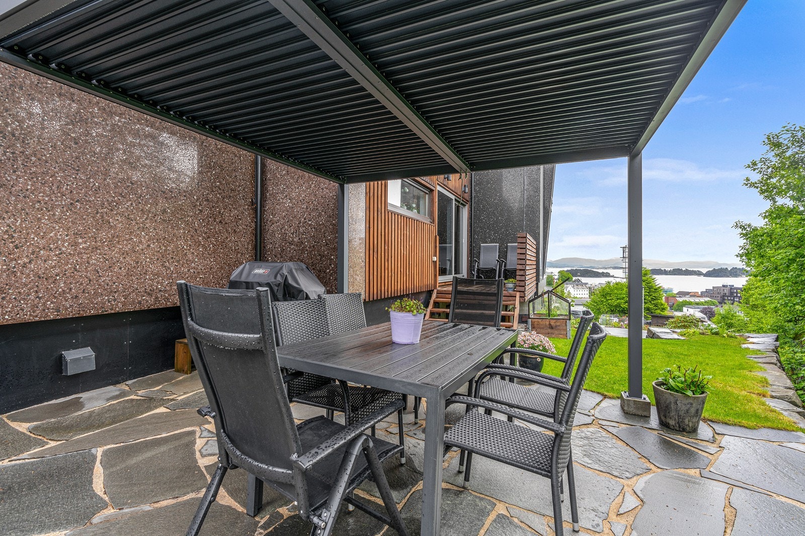 Fra uteplasser er det nydelig utsikt over Leirvik sentrum, sjø og fjell samt meget gode lys- og solforhold. Galleribilde