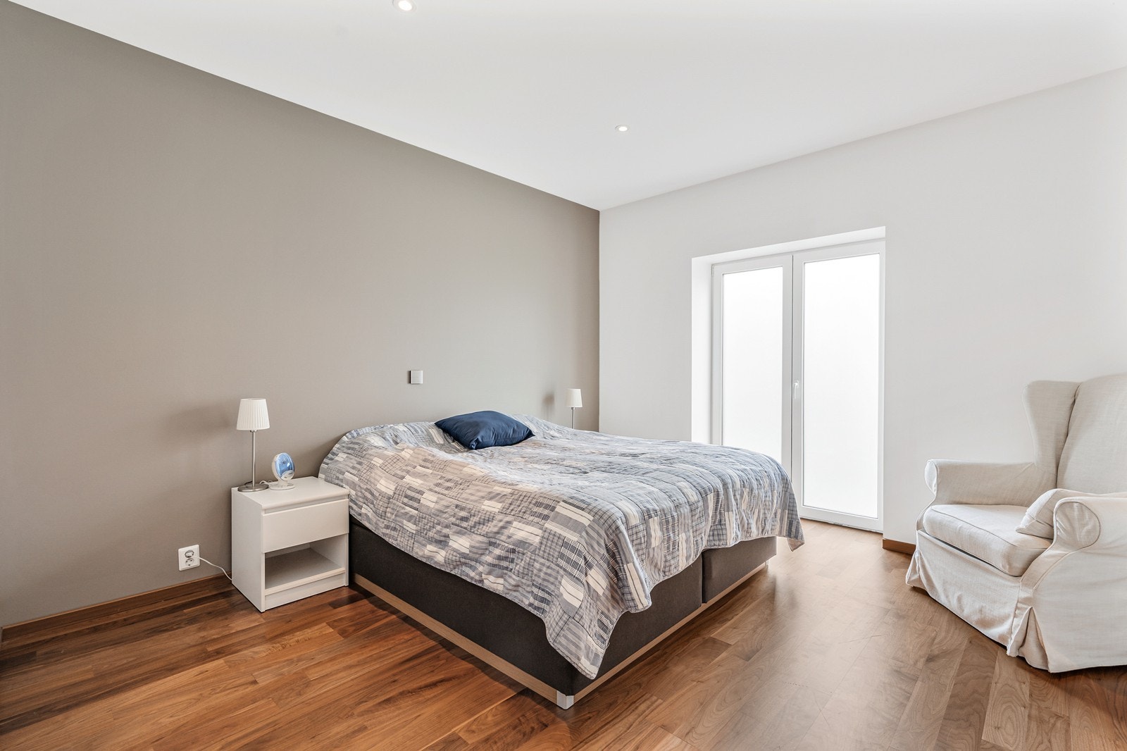 Boligens hovedsoverom er av god størrelse med plass til stor seng, nattbord og annen ønsket innredning. Galleribilde