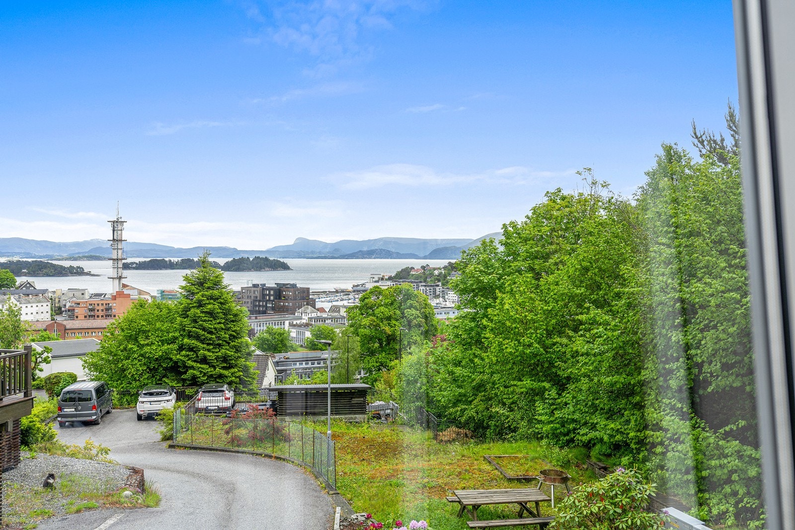 Fra stuevinduet har du flott utsikt mot sjøen. Galleribilde