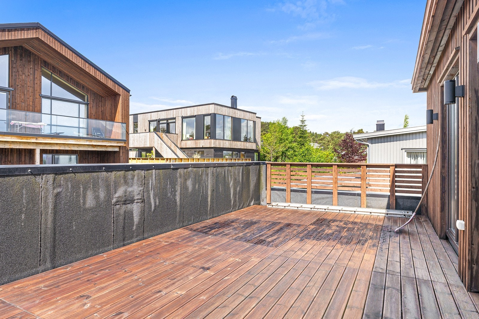 Stor og solrik takterrasse på ca. 27 m² med god plass til ønsket møblering. Galleribilde
