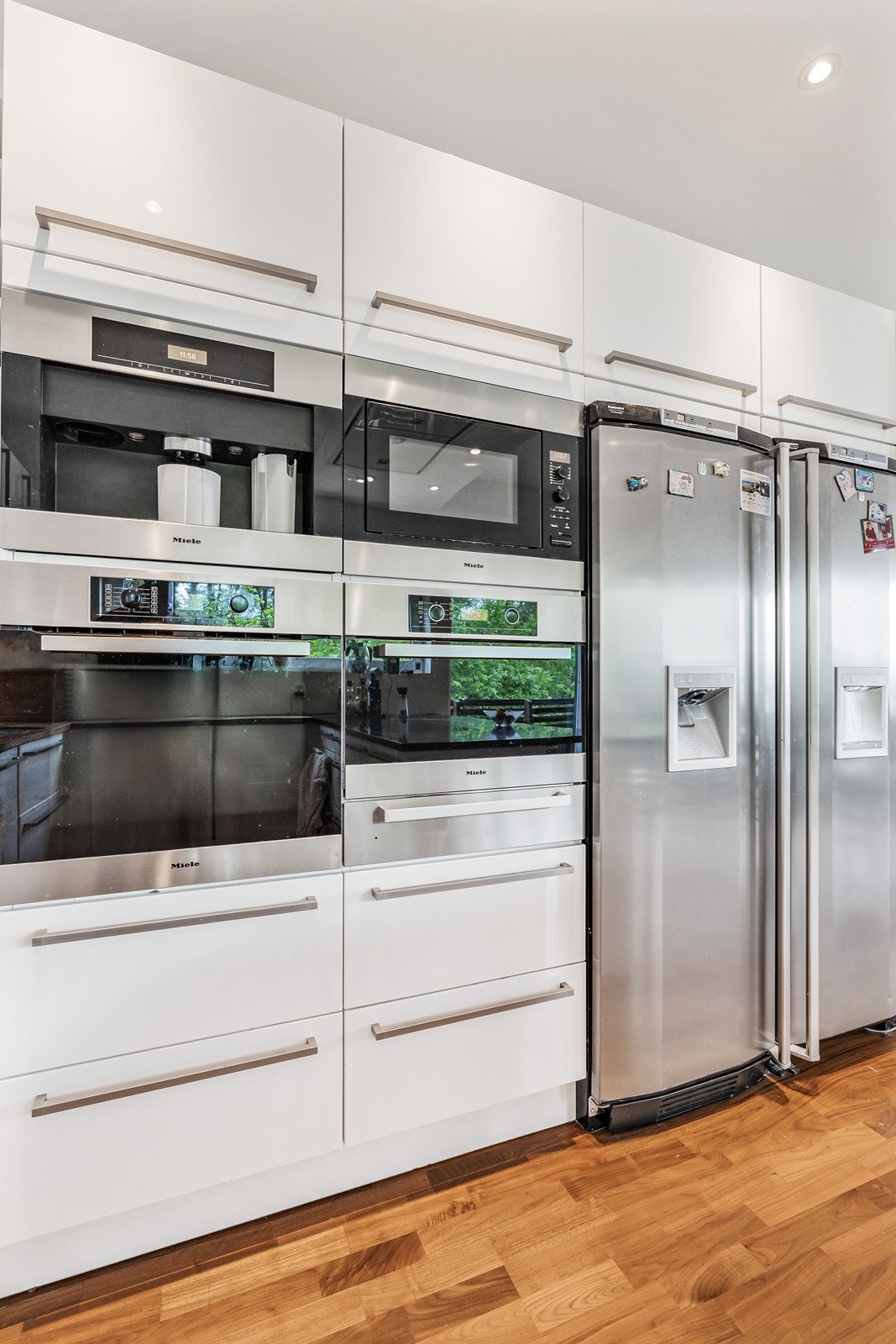 Kjøkkenet er meget velutstyrt med bla. integrert kombiskap, steikeovn, microbølgeovn, kaffemaskin, induksjonstopp og oppvaskmaskin. Galleribilde