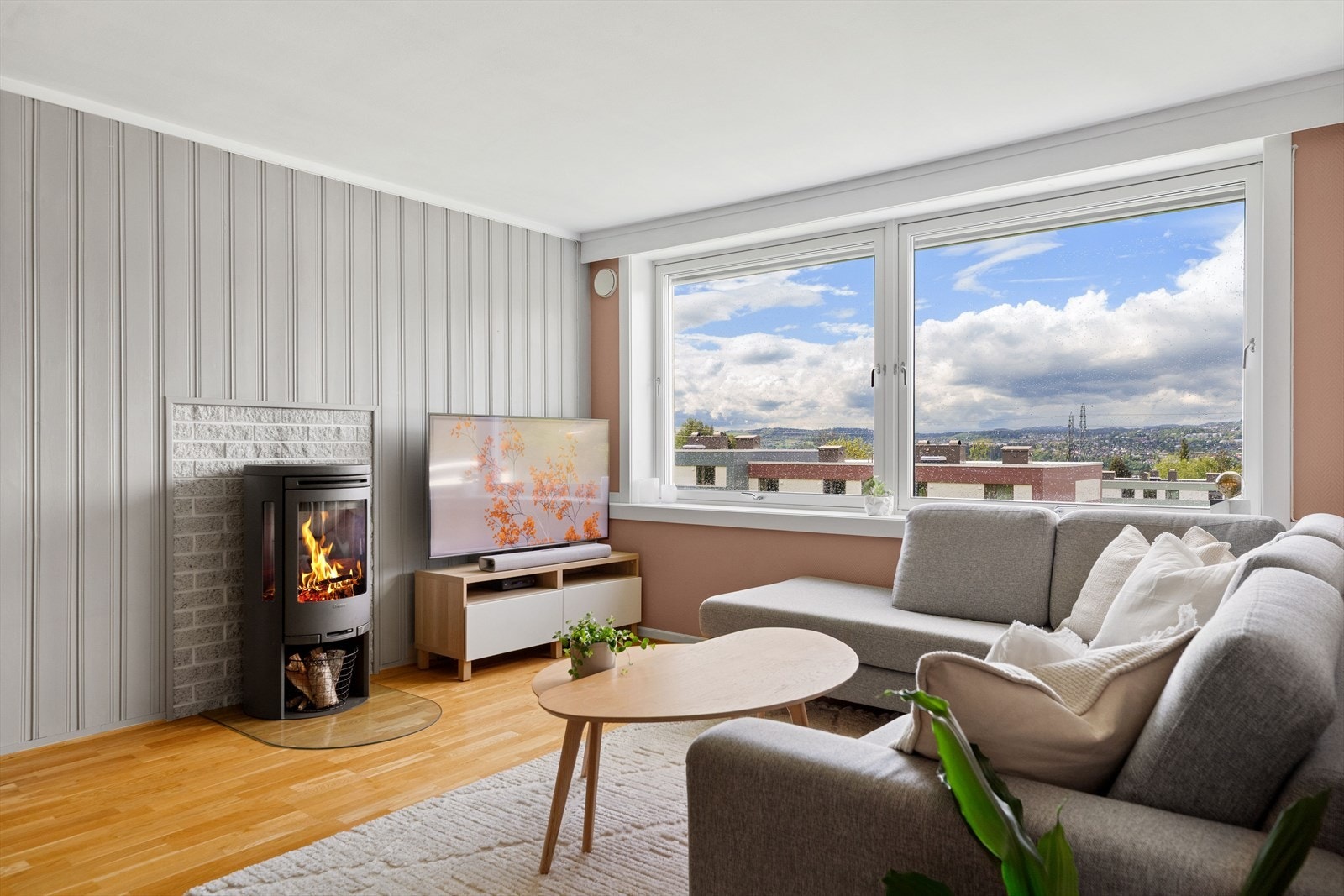 Leiligheten har en trivelig stue med store vindusflater, nydelig utsikt og vedfyring for ekstra kos. Galleribilde