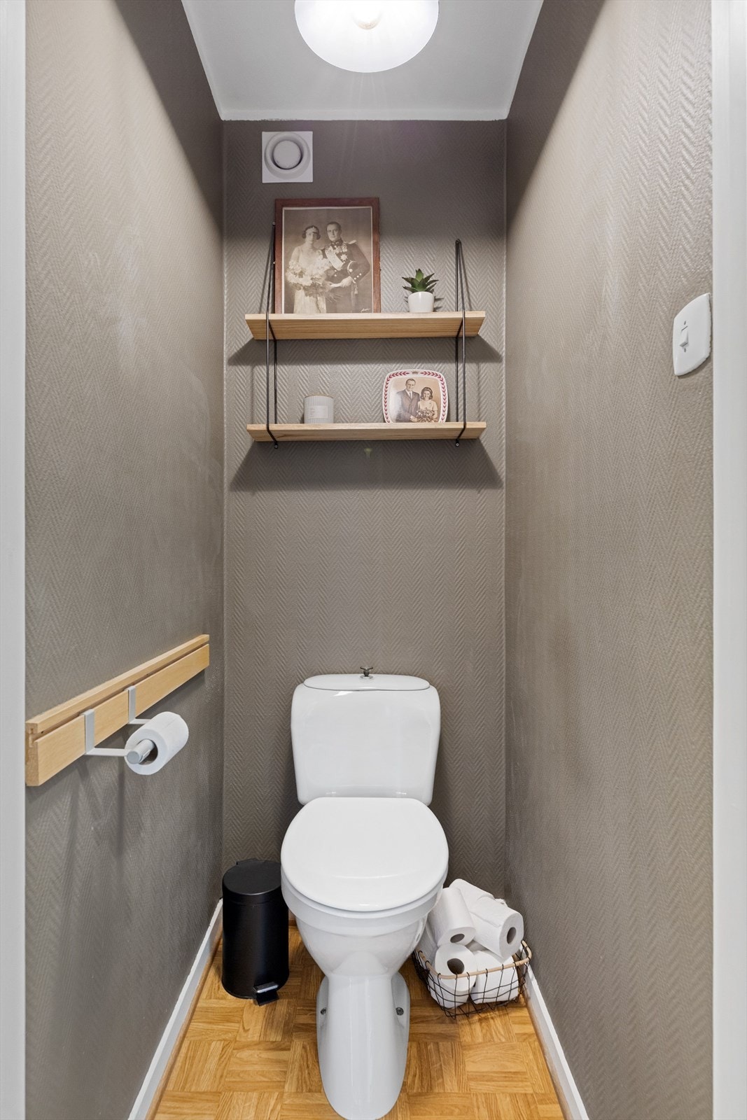 Vegg i vegg med badet har leiligheten et separat wc-rom. Galleribilde