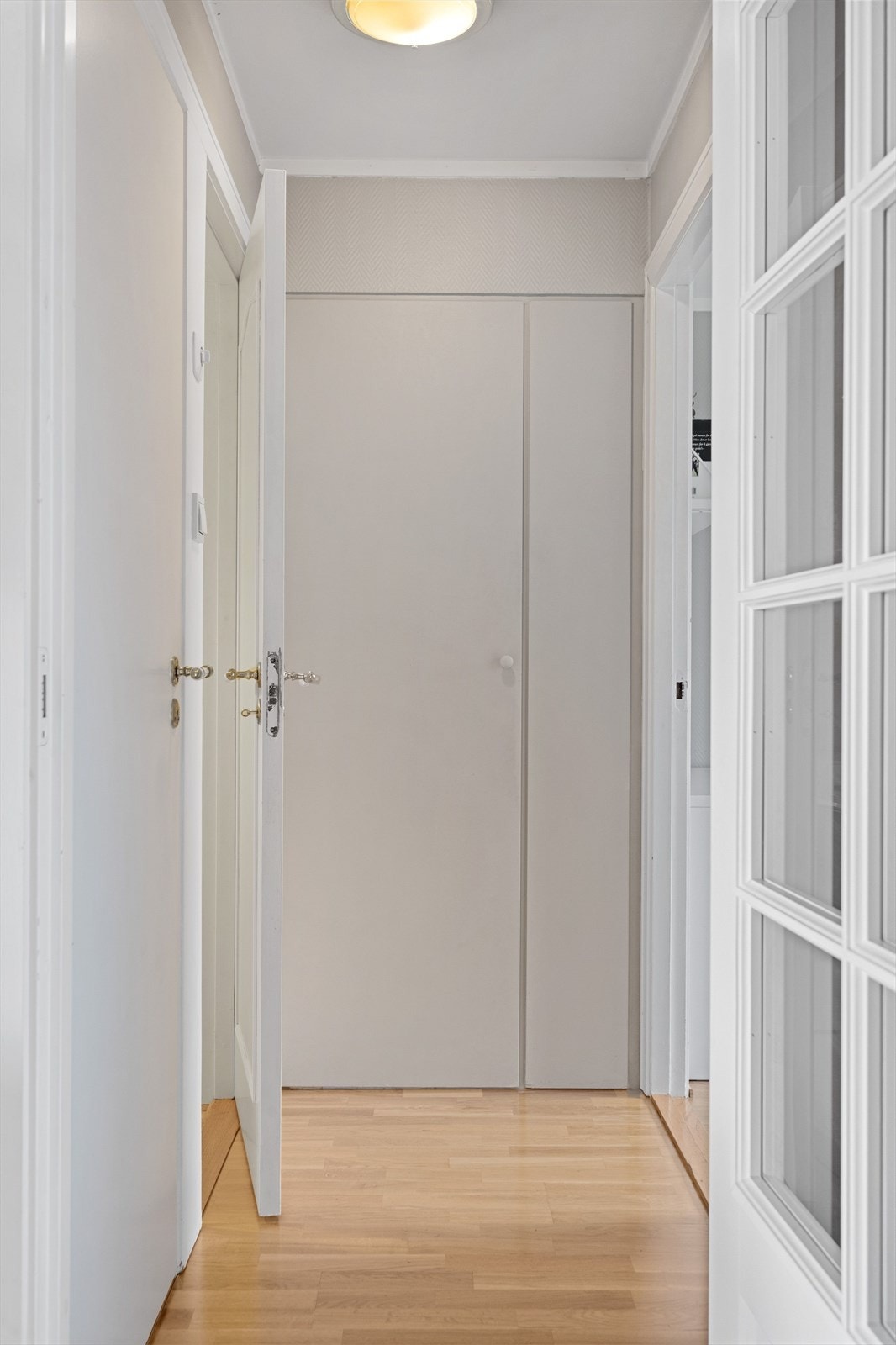 Det andre soverommet, bad og WC ligger tilknyttet en gang. Galleribilde