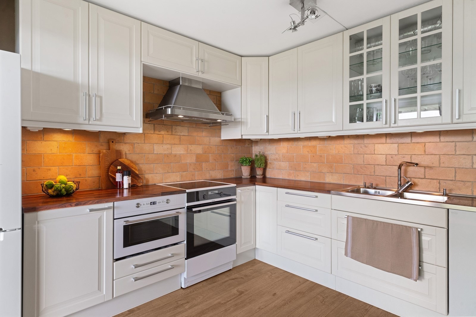 Stilrent kjøkken med integrerte hvitevarer, god skapplass og koselig atmosfære. Galleribilde