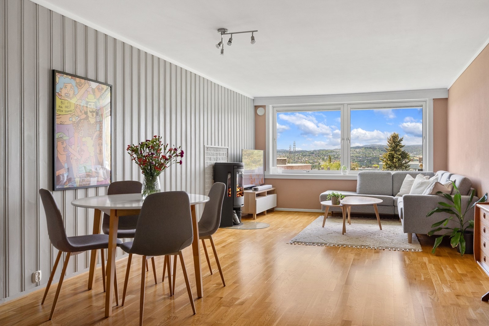 Aktiv Eiendomsmegling v/ Christian Drøyvold har gleden av å presentere Othilienborgtunet 7, en flott og romslig 3-roms leilighet. Galleribilde