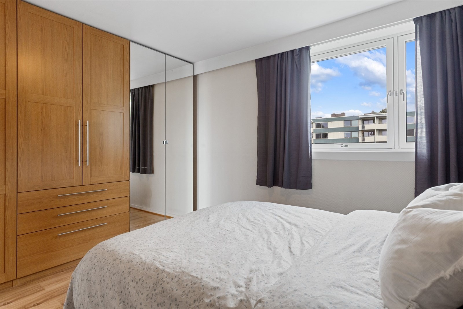 Soverommene har store vinduer for fin, naturlig lyssetting på dagtid. Galleribilde