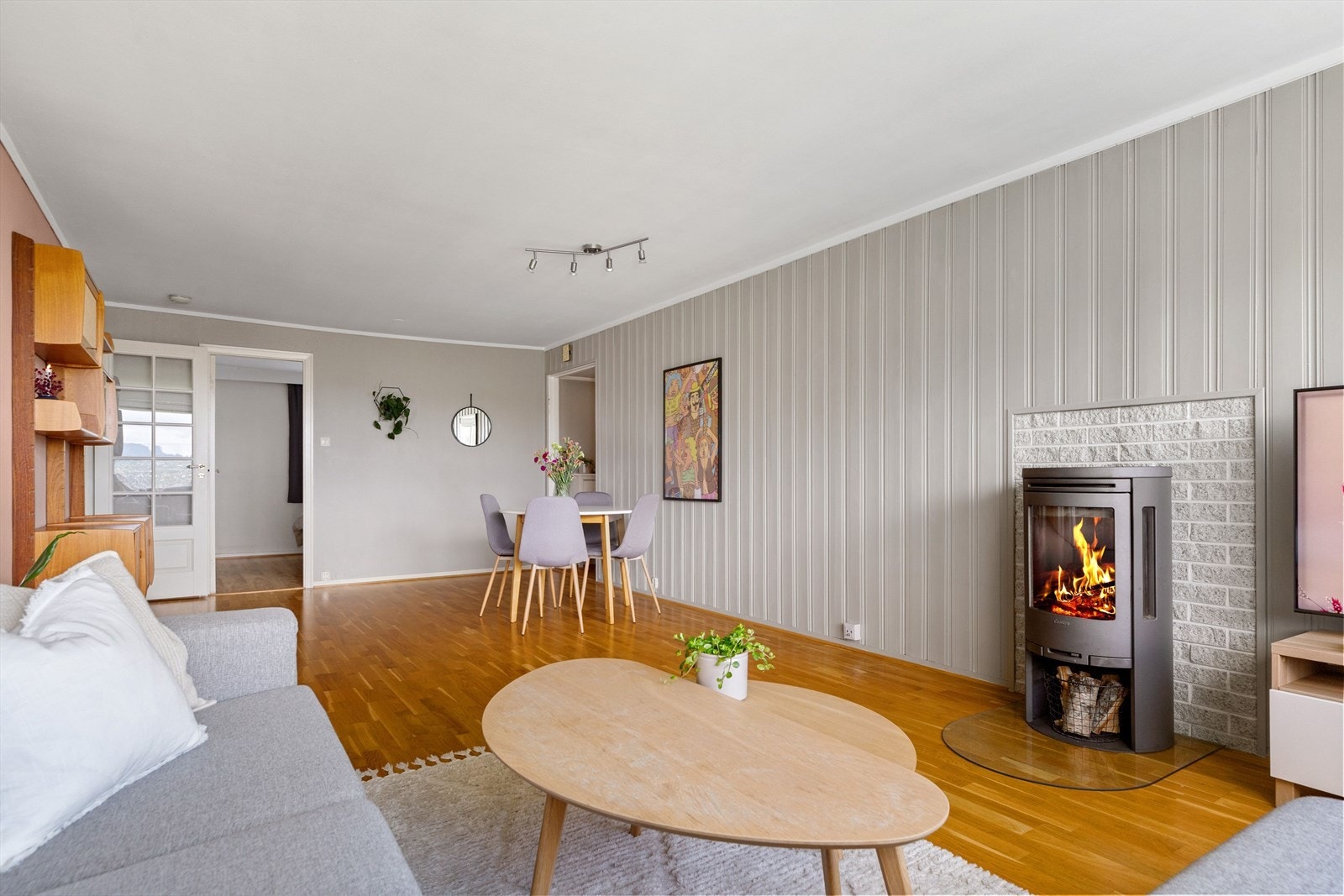 Stuen er romslig, og har mer enn nok plass til både spisegruppe og sofagruppe. Galleribilde