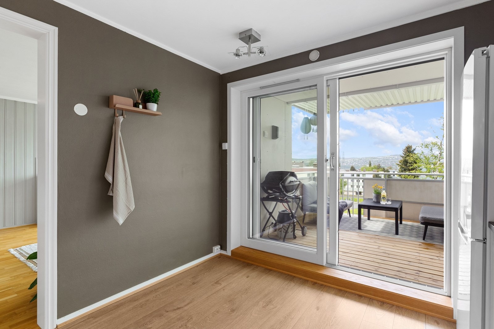 Fra kjøkkenet har man tilgang til den overbygde balkongen, som kan skilte med prima utsikt. Galleribilde