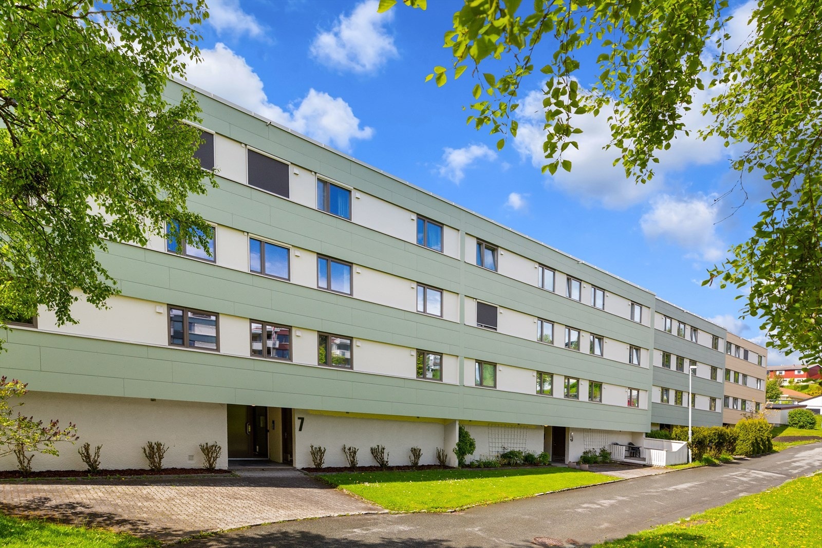 Beliggenheten passer utmerket for familien, med kort gange til butikker, fritidsaktivteter og skole for alle trinn. Galleribilde