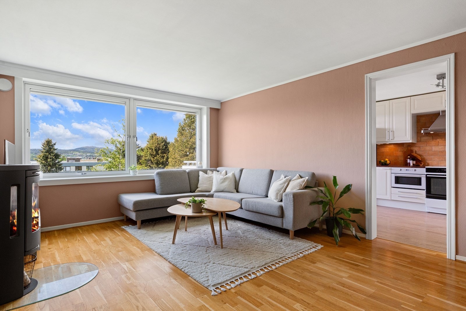 Fra stuen har man adkomst inn til et skjermet kjøkken - noe som sørger for en naturlig inndeling av soner. Galleribilde