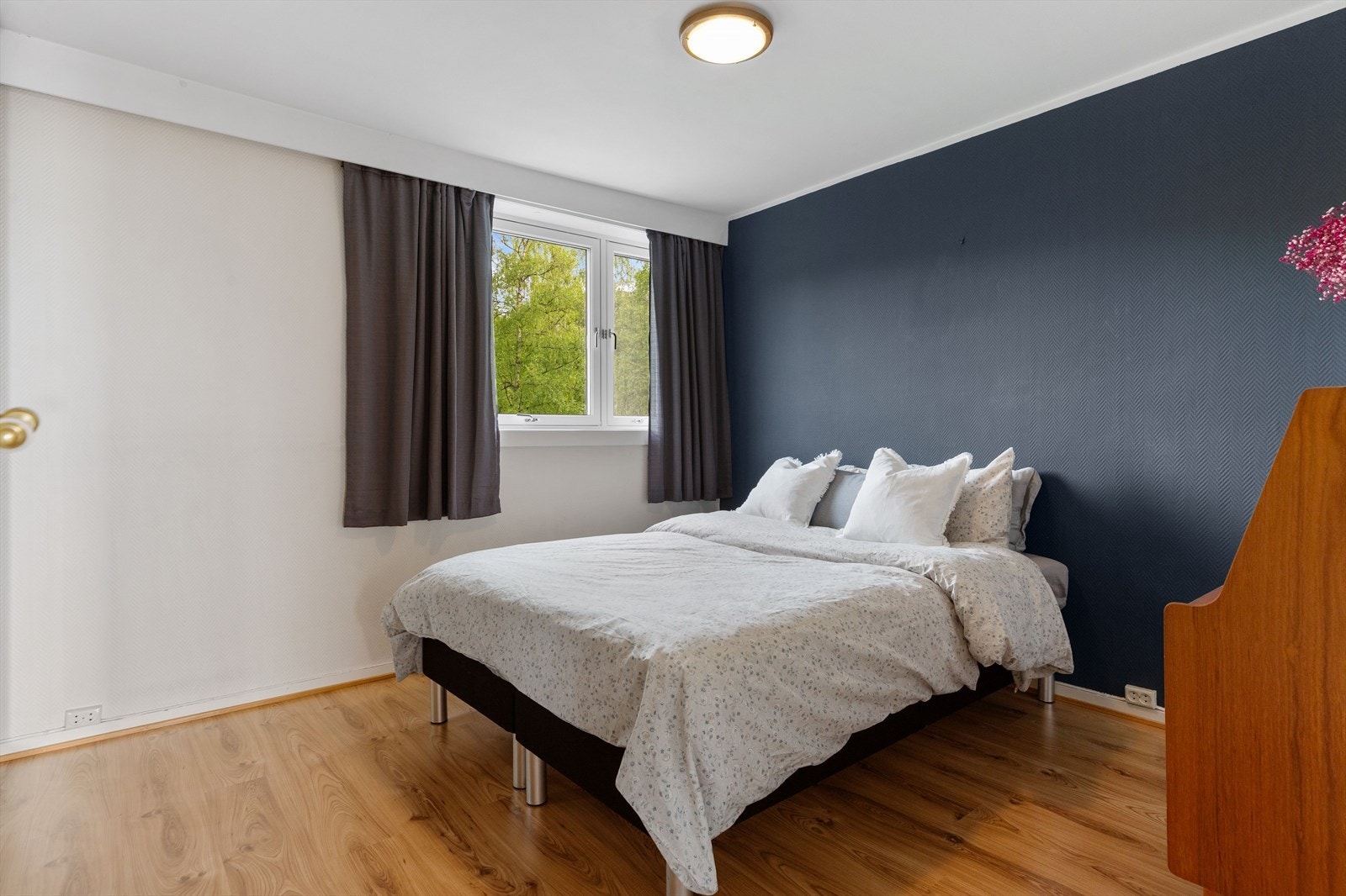 Dette soverommet er på 12 kvm og har god plass til dobbelseng og garderobeskap. Galleribilde