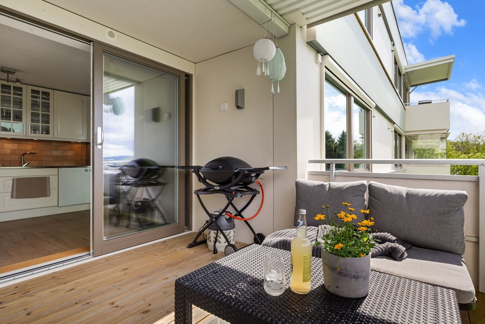 Balkongen er romslig og har god plass til møblement og grill - perfekt for lange sommerdager. Galleribilde