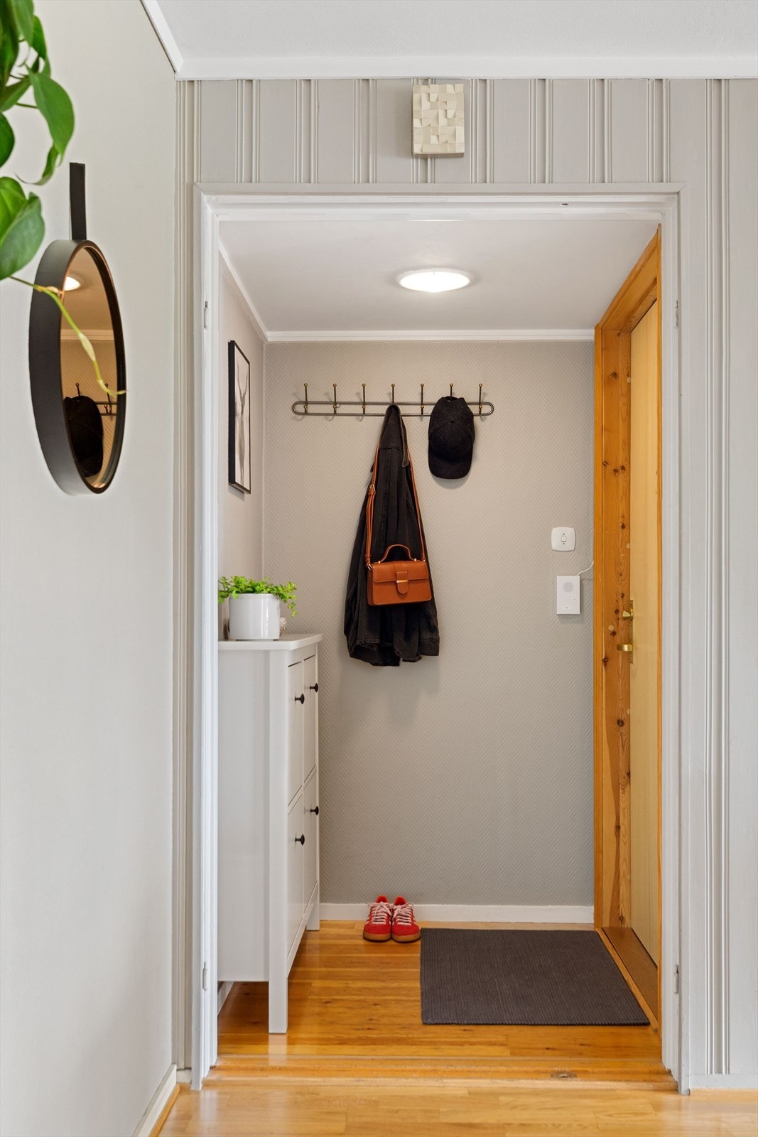 I entréen er det plass til å etablere skohylle og knagger til å sette fra seg yttertøy. Galleribilde