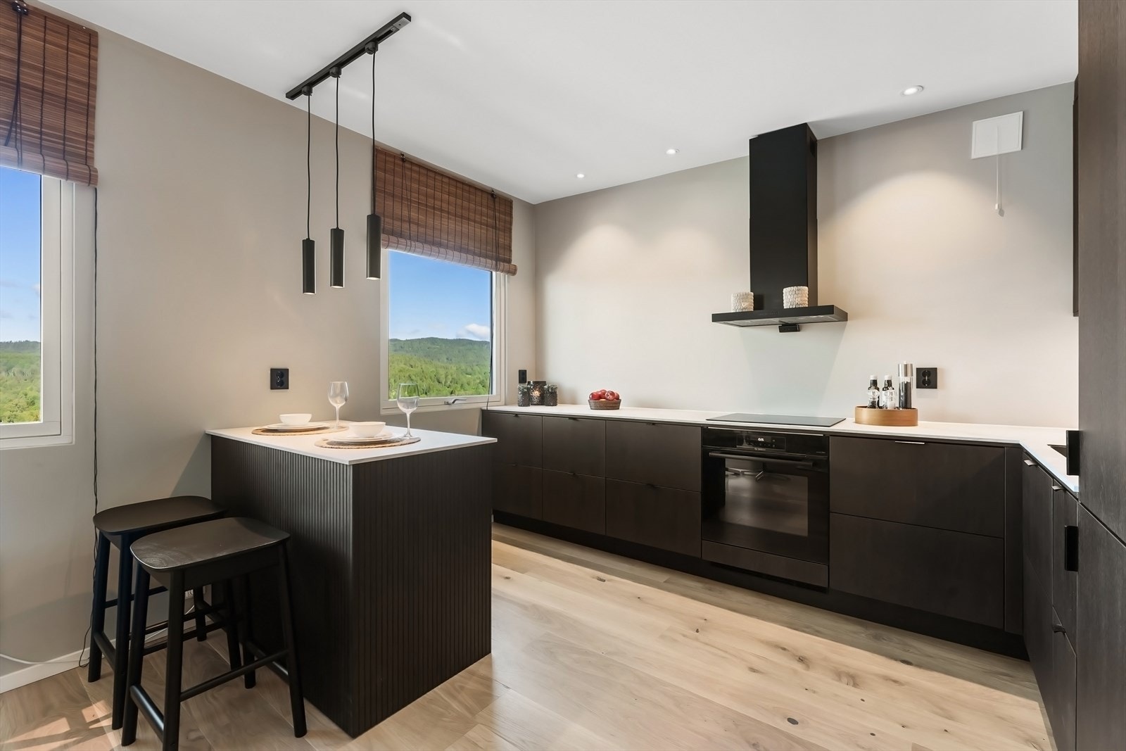 En topp moderne leilighet med nytt bad, nytt kjøkken, garasjeplass og balkong! Galleribilde