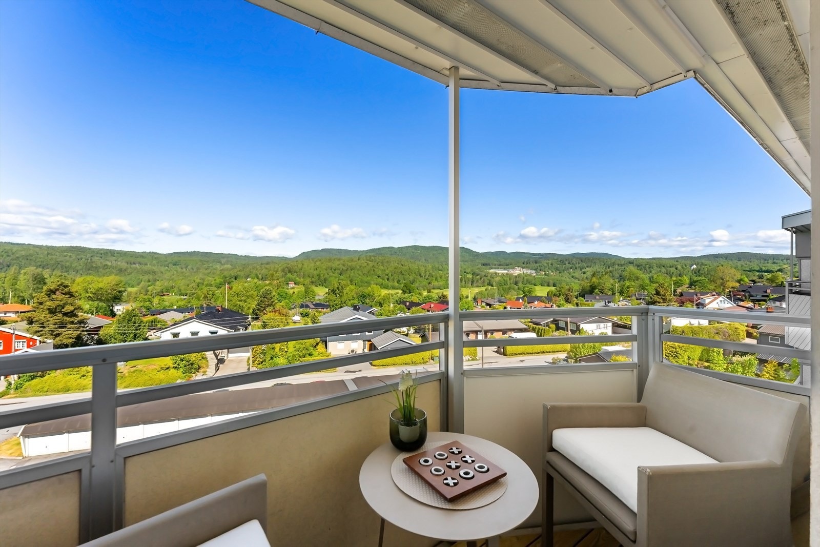 Fra balkongen har man flott utsikt over nærområdet, og er et fint oppholdssted under sommerhalvåret Galleribilde