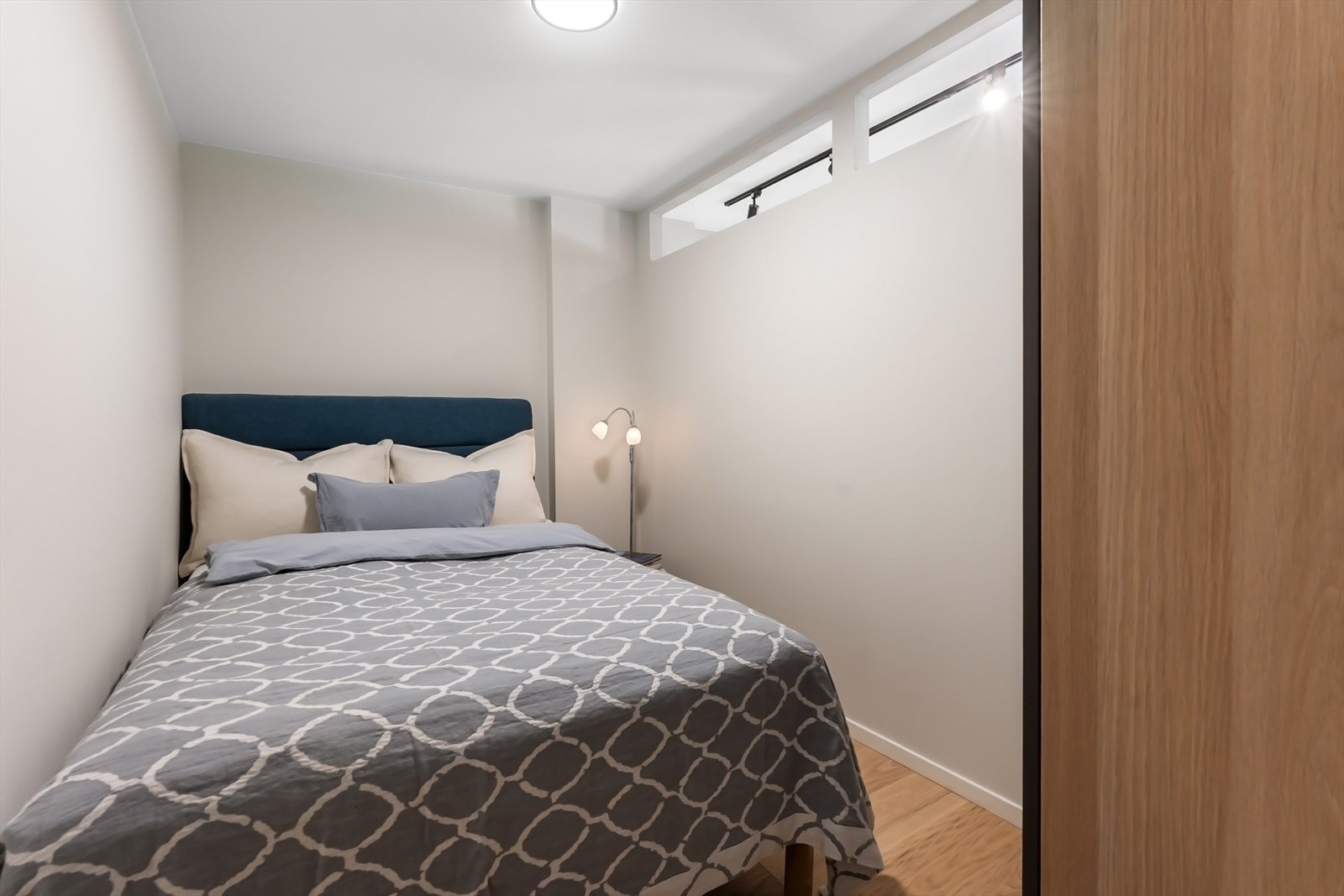 Sovealkove med plass til garderobeskap og dobbeltseng - en smart og effektiv løsning i leiligheten Galleribilde