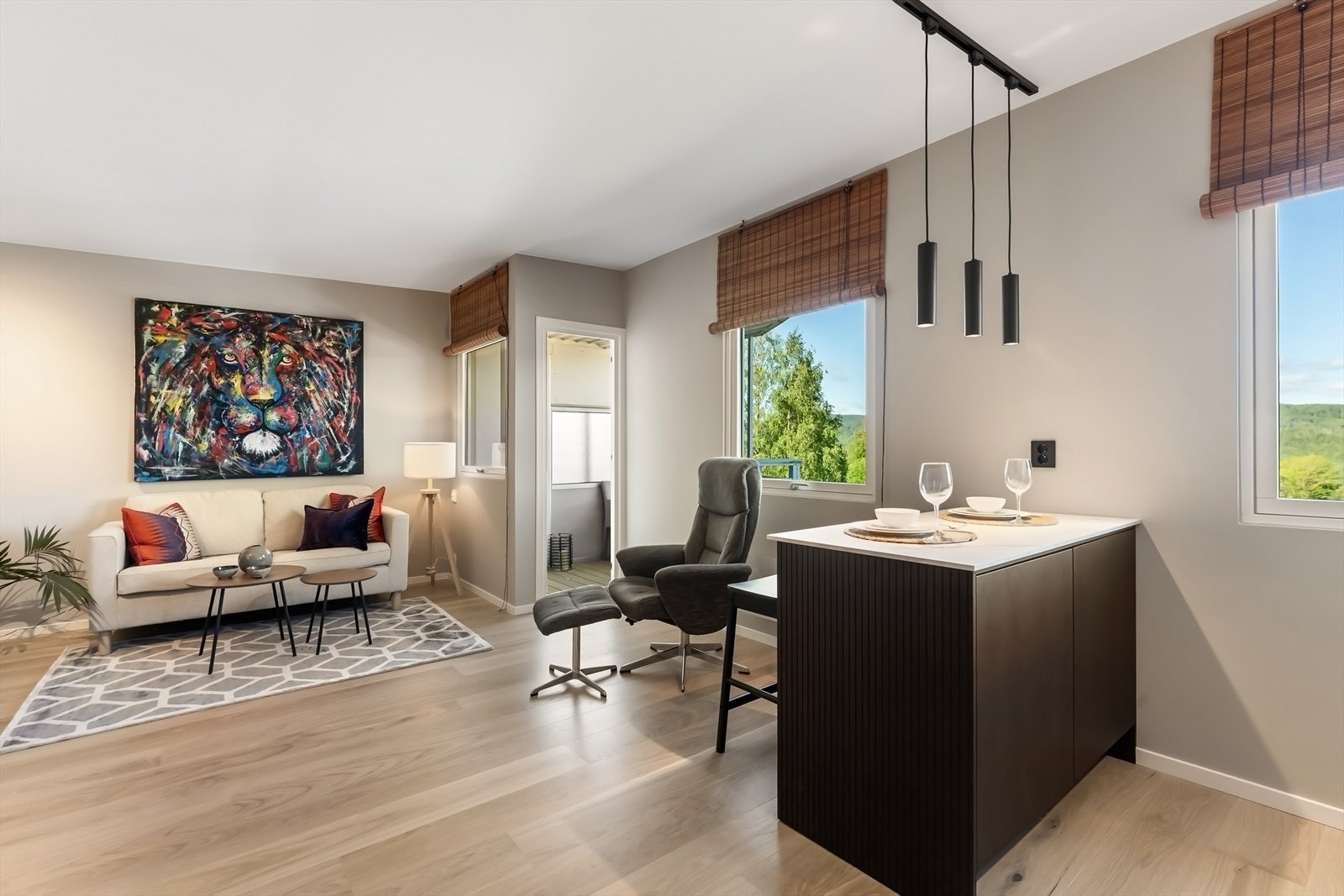 Fra stue/kjøkken har man utgang til den solrike balkongen Galleribilde