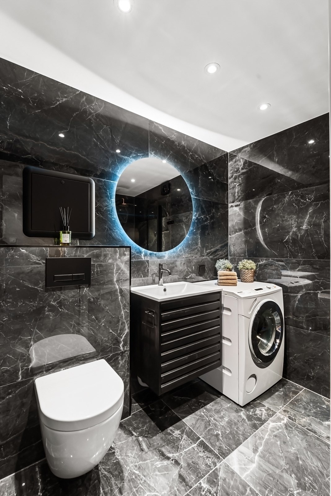 Baderommet er praktisk med opplegg for vaskemaskin og varmekabler i gulv Galleribilde