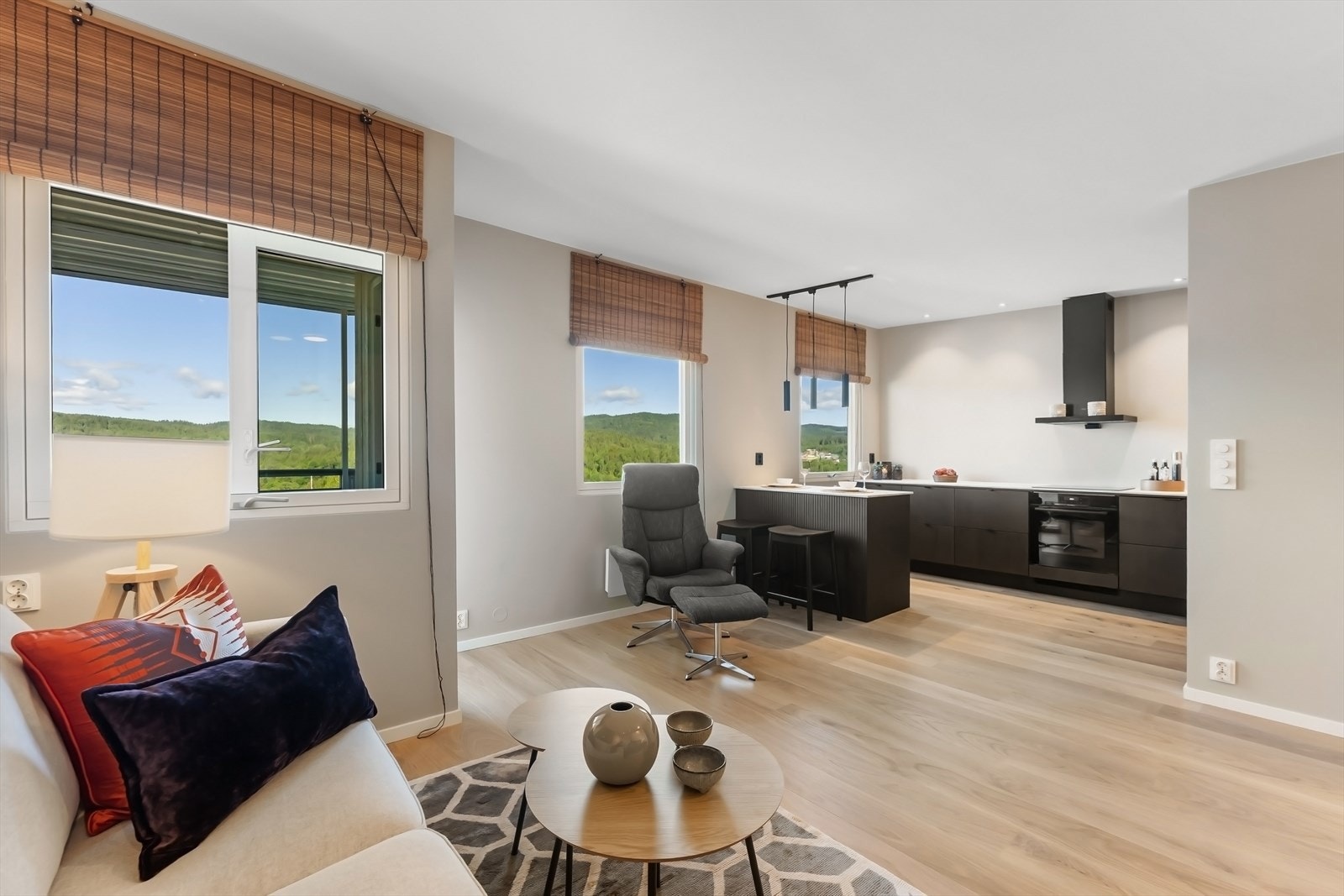 Leiligheten er lagt med pen 1-stavs parkett, og har gjennomgående god standard Galleribilde