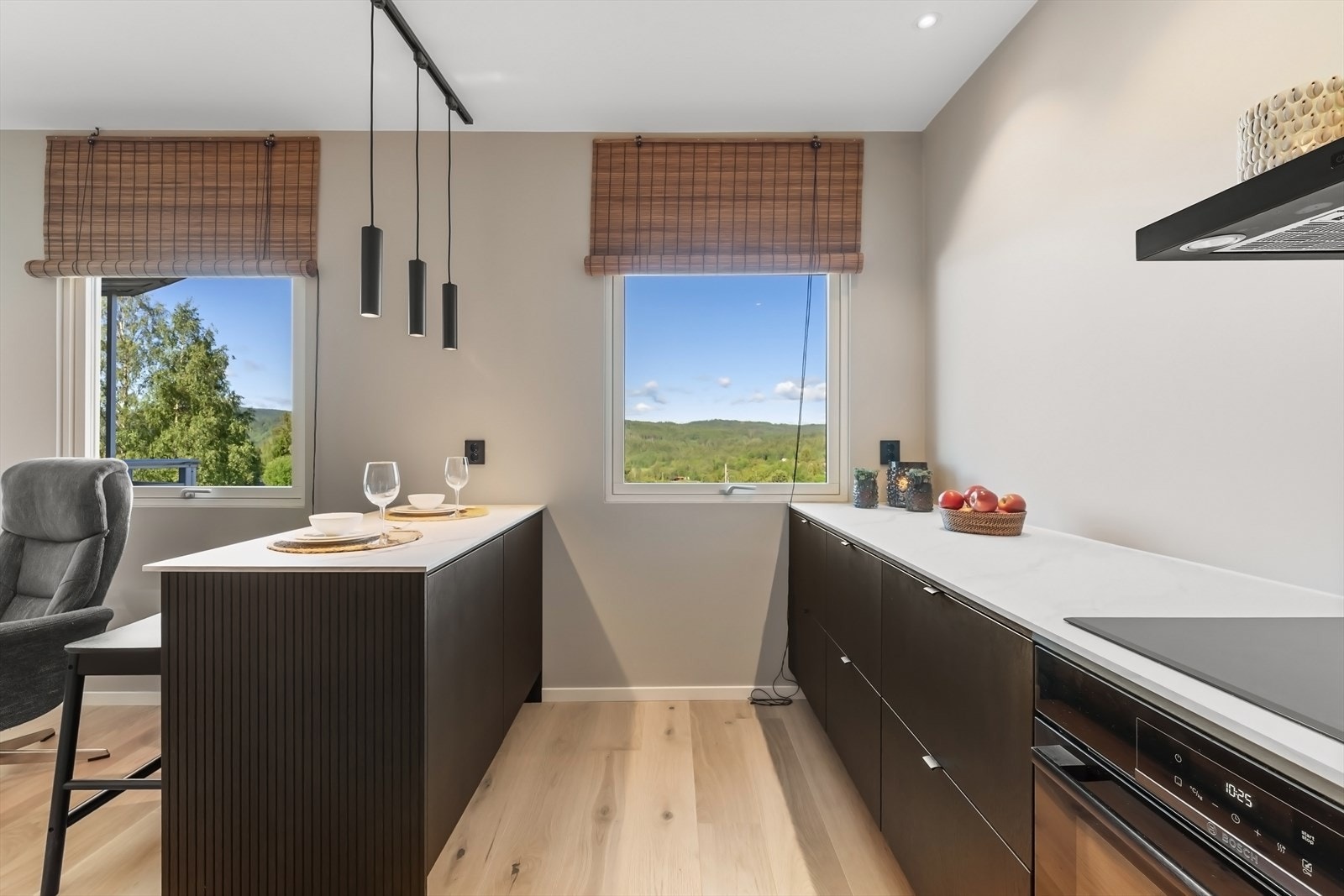 Et romslig kjøkken med godt av både skap-, skuff-, og benkeplass Galleribilde