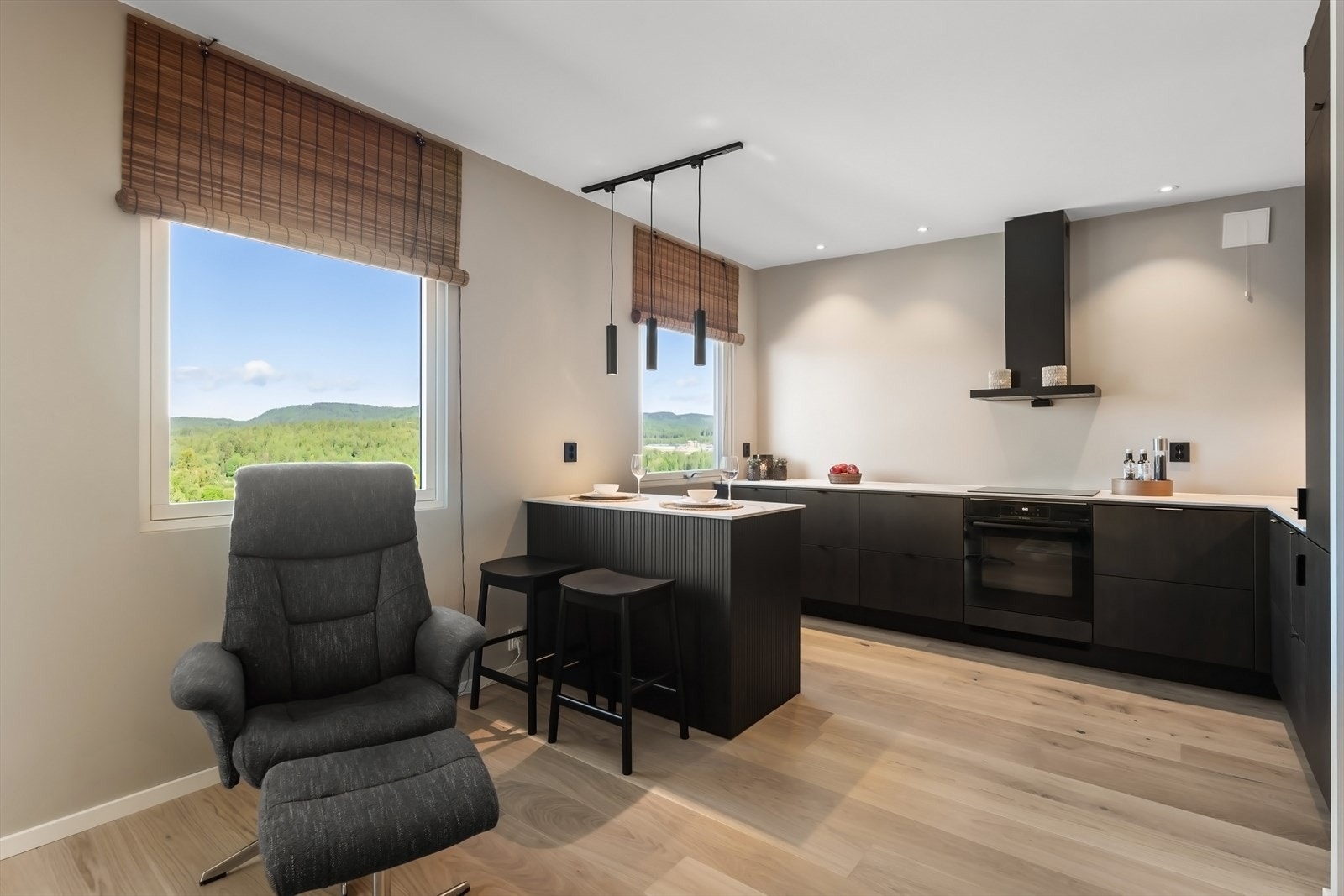 Både stue og kjøkken har rikelig med naturlig lysinnslipp Galleribilde