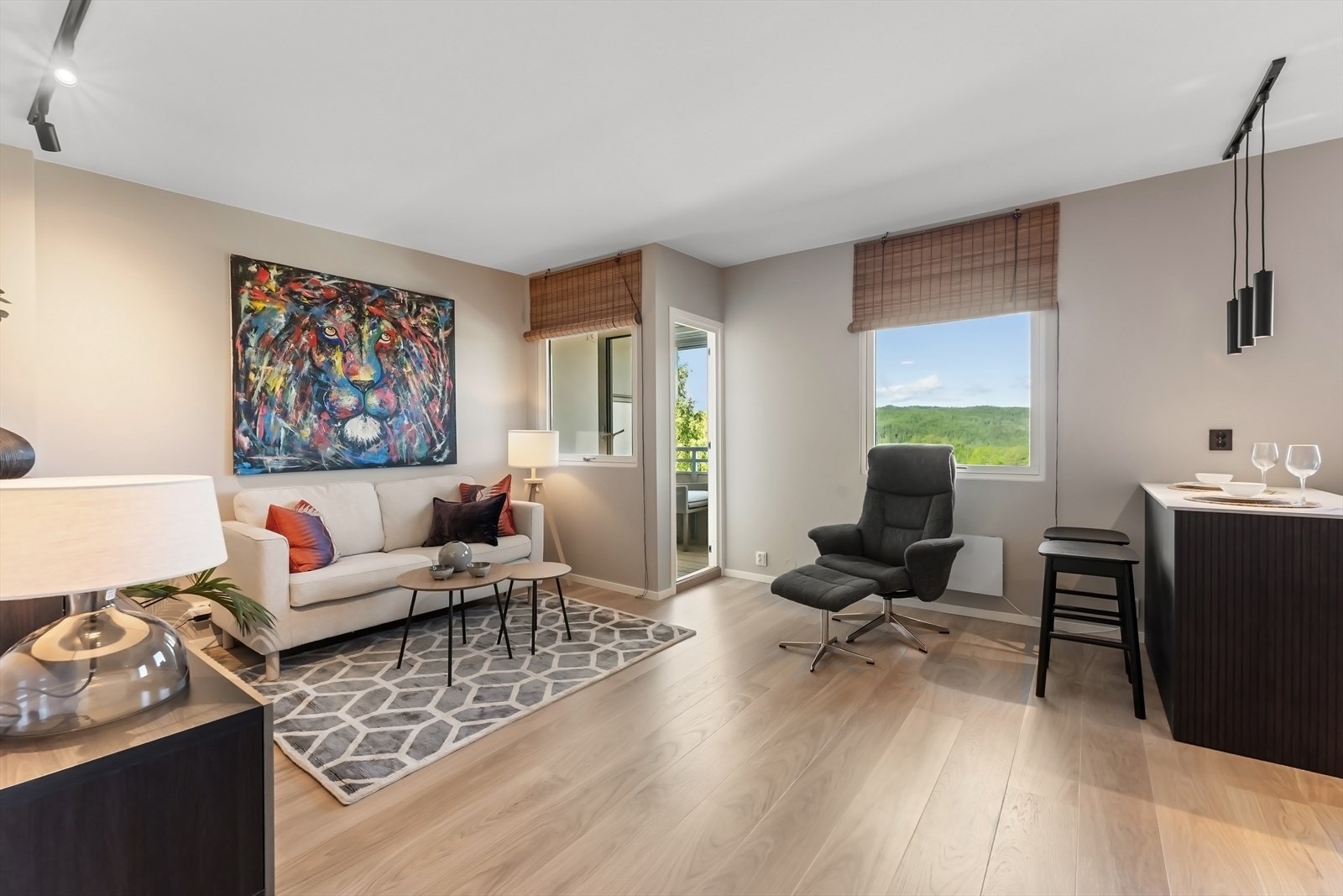 Åpen stue- og kjøkkenløsning med direkte utgang til nordvestvendt balkong Galleribilde