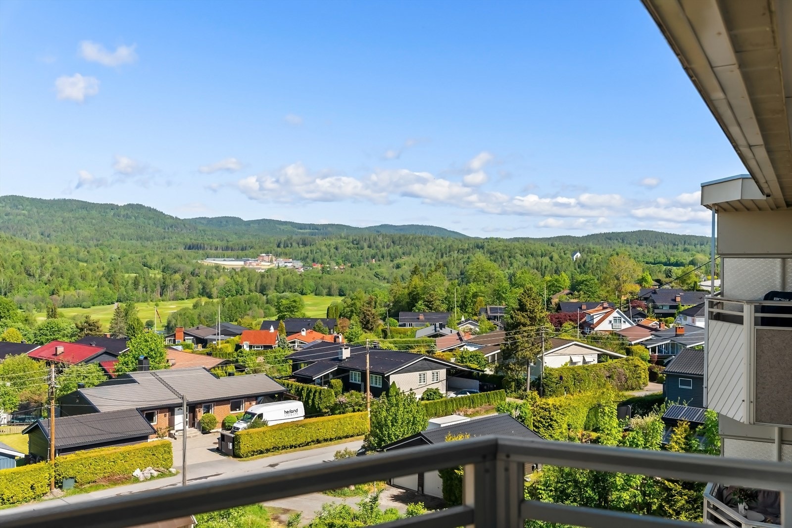 Leiligheten ligger i landlige, men samtidig sentrale omgivelser på Hosle Galleribilde